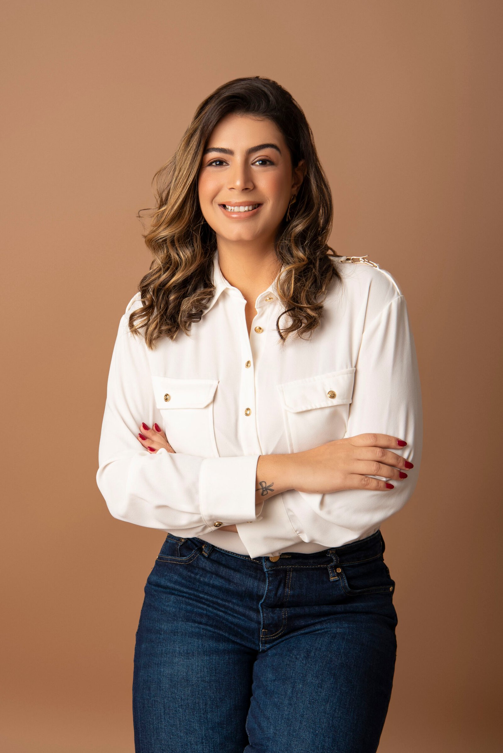 Jennifer Ubl, esteticista, masajista profesional y terapeuta, sonriendo y transmitiendo bienestar y confianza.